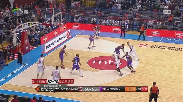 这雪有点大，欧冠赛前一名挪威记者在博德闪耀的球场边线处滑雪（欧冠赛前大雪来袭，挪威记者在博德闪耀场边滑雪）