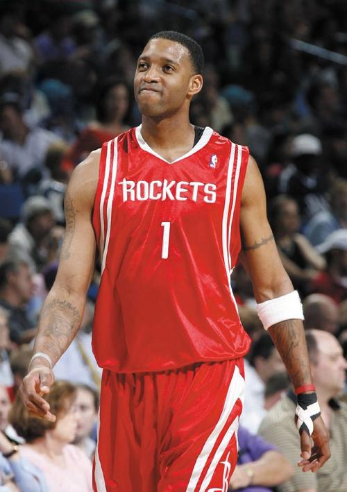 萨勒马克尔斯比赛里与裁判对峙，还被裁判踢了一脚（萨勒马克尔斯赛中与裁判对峙，竟被裁判踢了一脚）