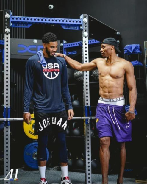 霍华德招募字母哥搭档东詹：别带伤强撑上场，湖人需要你（霍华德邀字母哥联手东詹；劝詹皇别带伤硬拼，湖人更需要你）