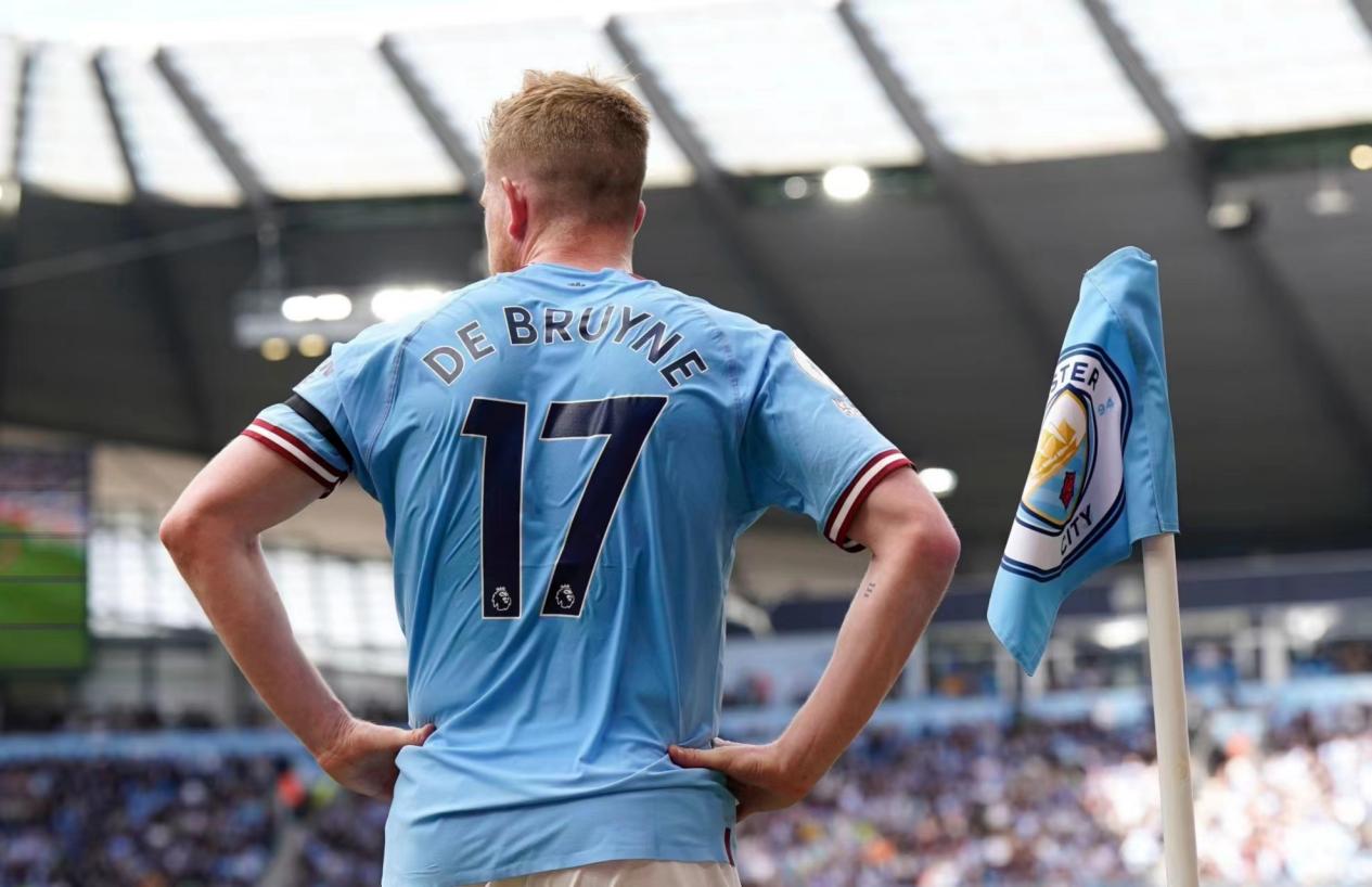 利物浦发角球期间 萨拉赫和亨德森聊了很久（利物浦角球时，萨拉赫与亨德森长时间交流）